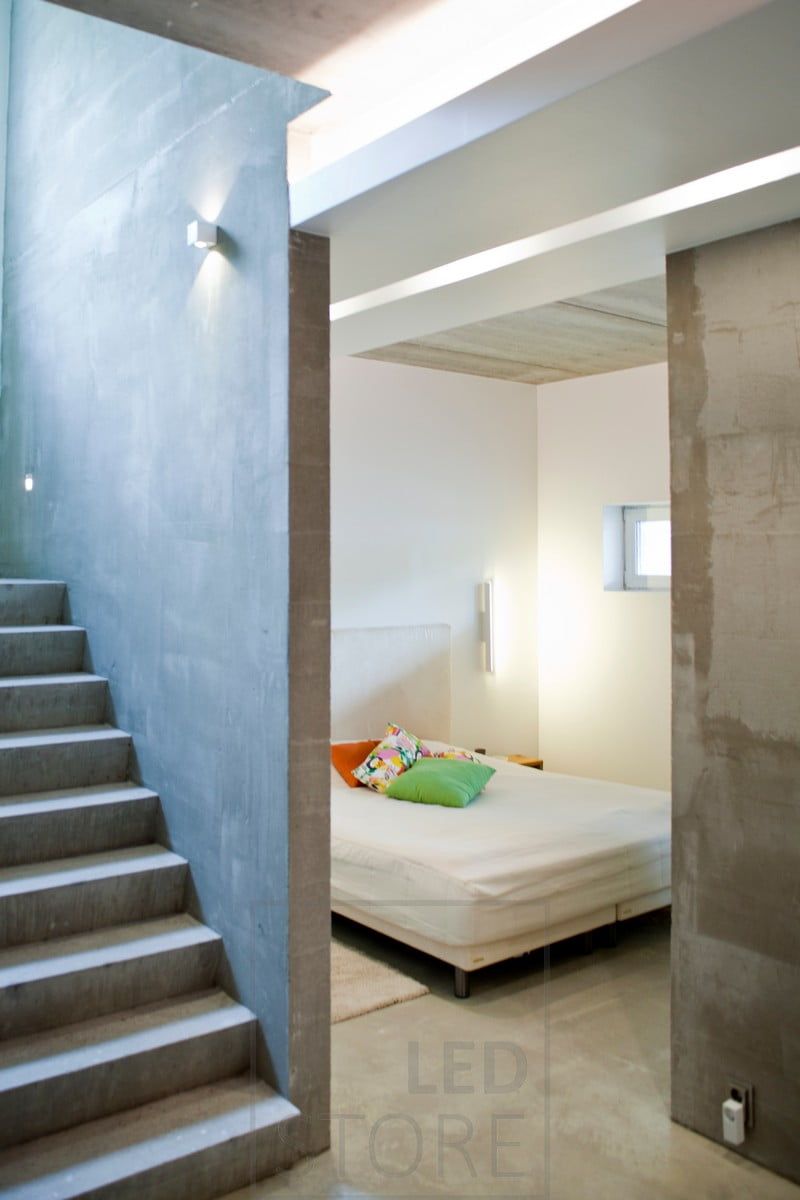 Wall lamp illuminating the stairs, up and down